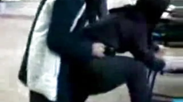 おばあちゃんと甥は二つに大きな黒いコックを共有します。 女性 向け 動画 潮吹き