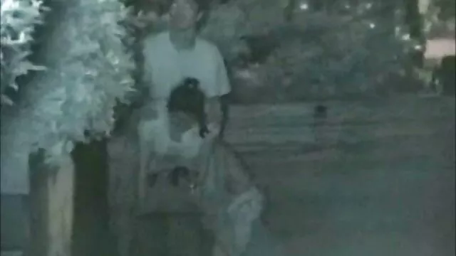 この男はアメリカのバーダンスとして彼の隣人を見た 無 修正 女性 向け