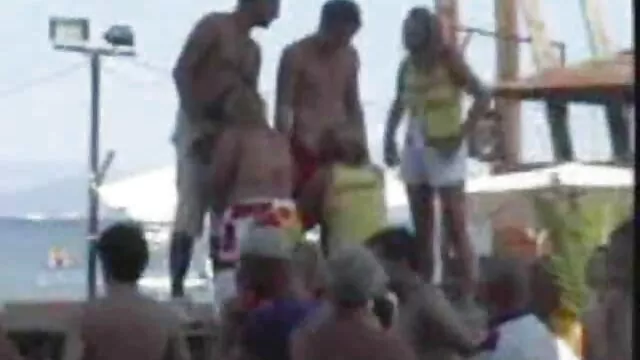 三人組めちゃくちゃによって夫と写真家の雑誌終了 av 動画 女性