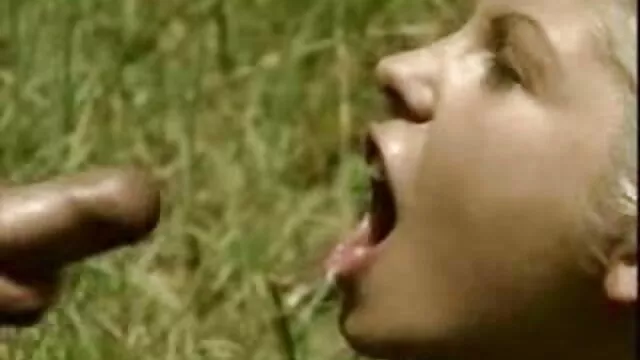 ラボの整備士を持つこの女性。 アダルト 女性 クンニ