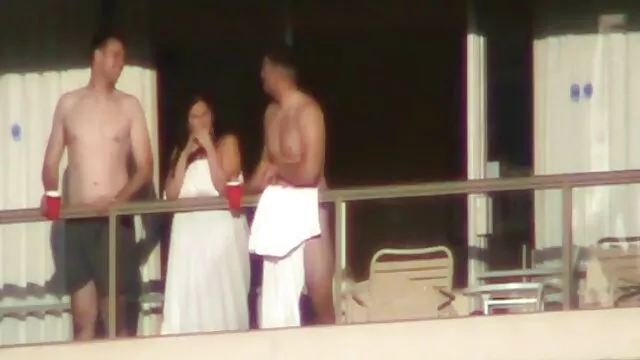 彼はいくつかの黒いものを修正し、女性の家の周りに行く必要があります 動画 アダルト 女性