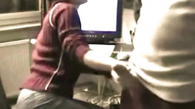 電気技師は非常に幸運だった、彼は顧客を台無しにした エロ 動画 無料 女性 専用